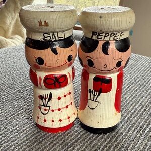 Salt & pepper wooden hand painted shakers 4:8